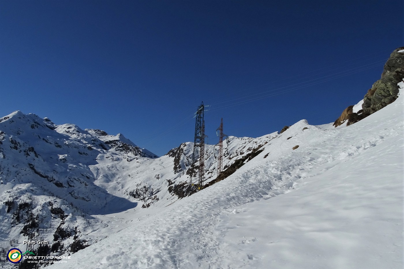 38 Salendo da Ca' San Marco al Passo sulla Via Priula sommersa dalla neve.JPG